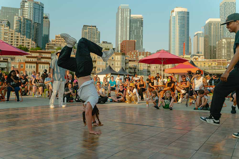 street performers at Seattle's Waterfront Park breakdancing